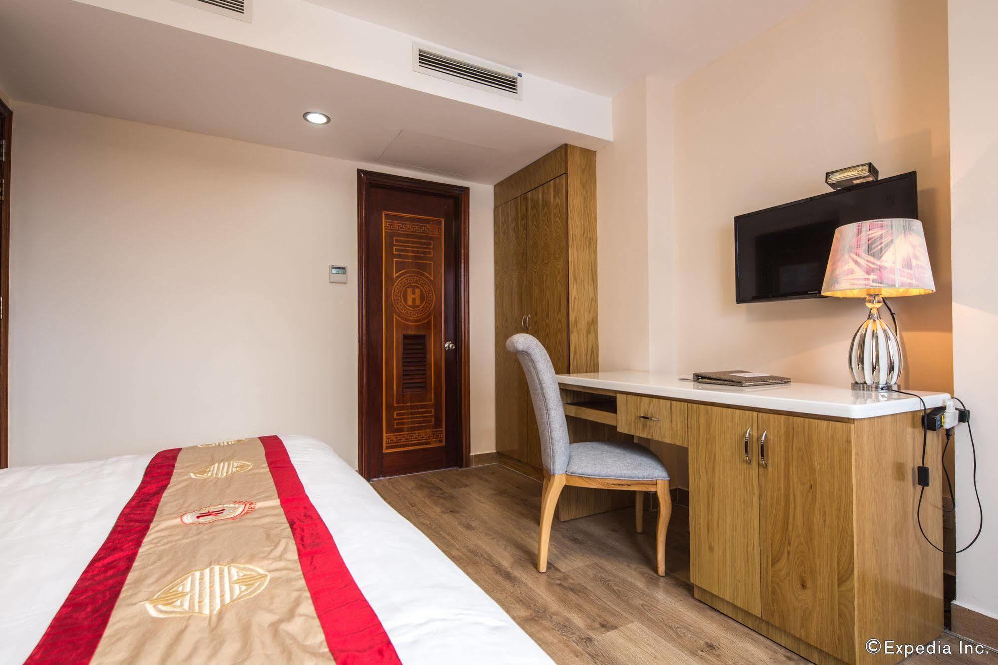 Cozy Midnight Khách sạn