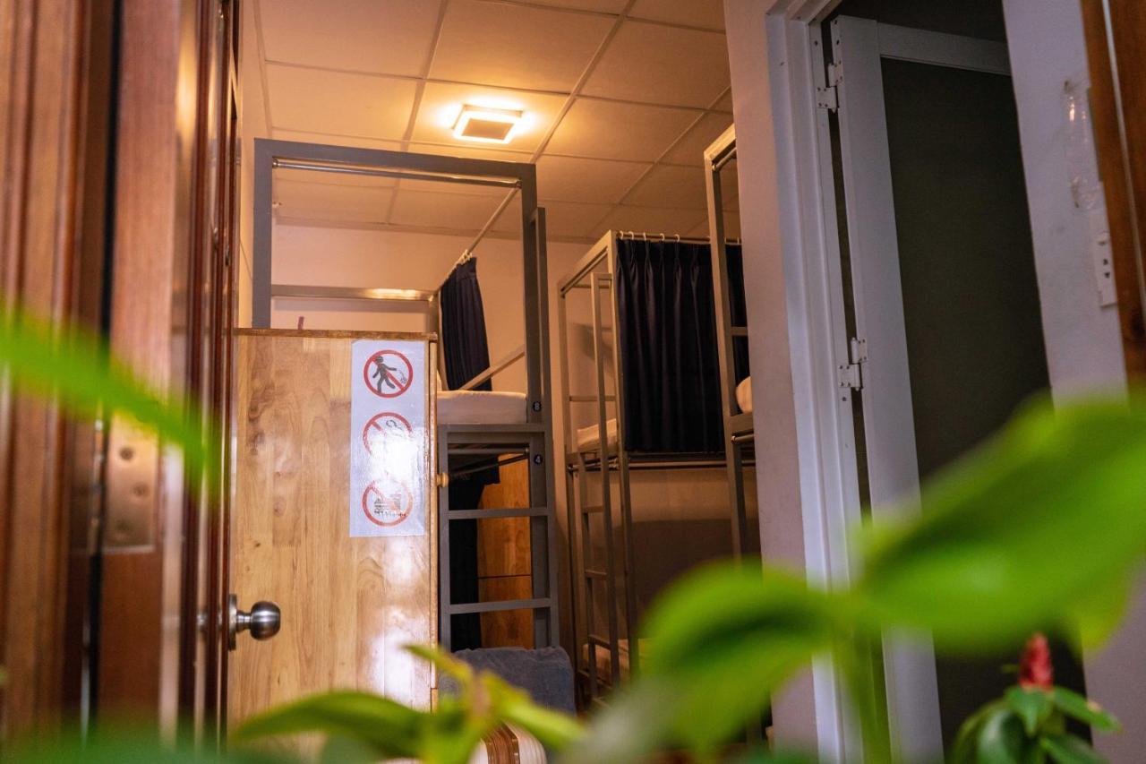 Hostel The Crib Vietnam *