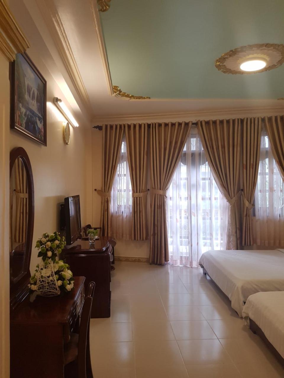 Nam Khách sạn *