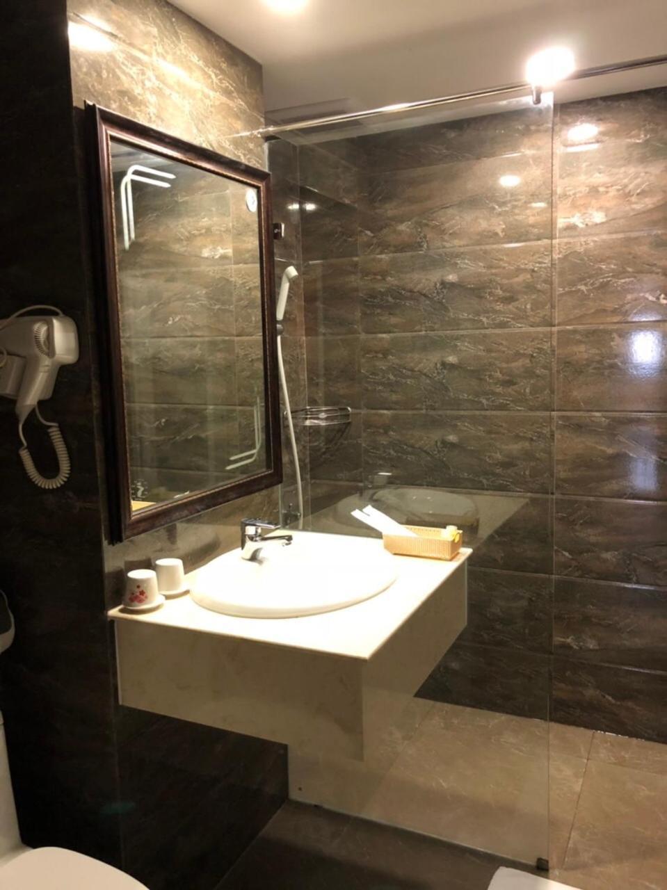Phung Long Hotel Hotel *