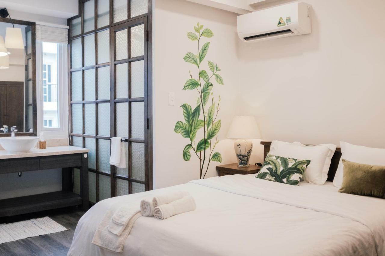 Mira Moon - Calmette Bed & Breakfast