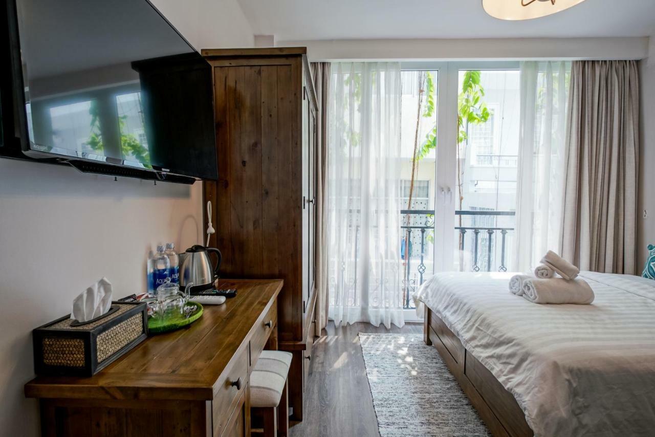 Mira Moon - Calmette Bed & Breakfast
