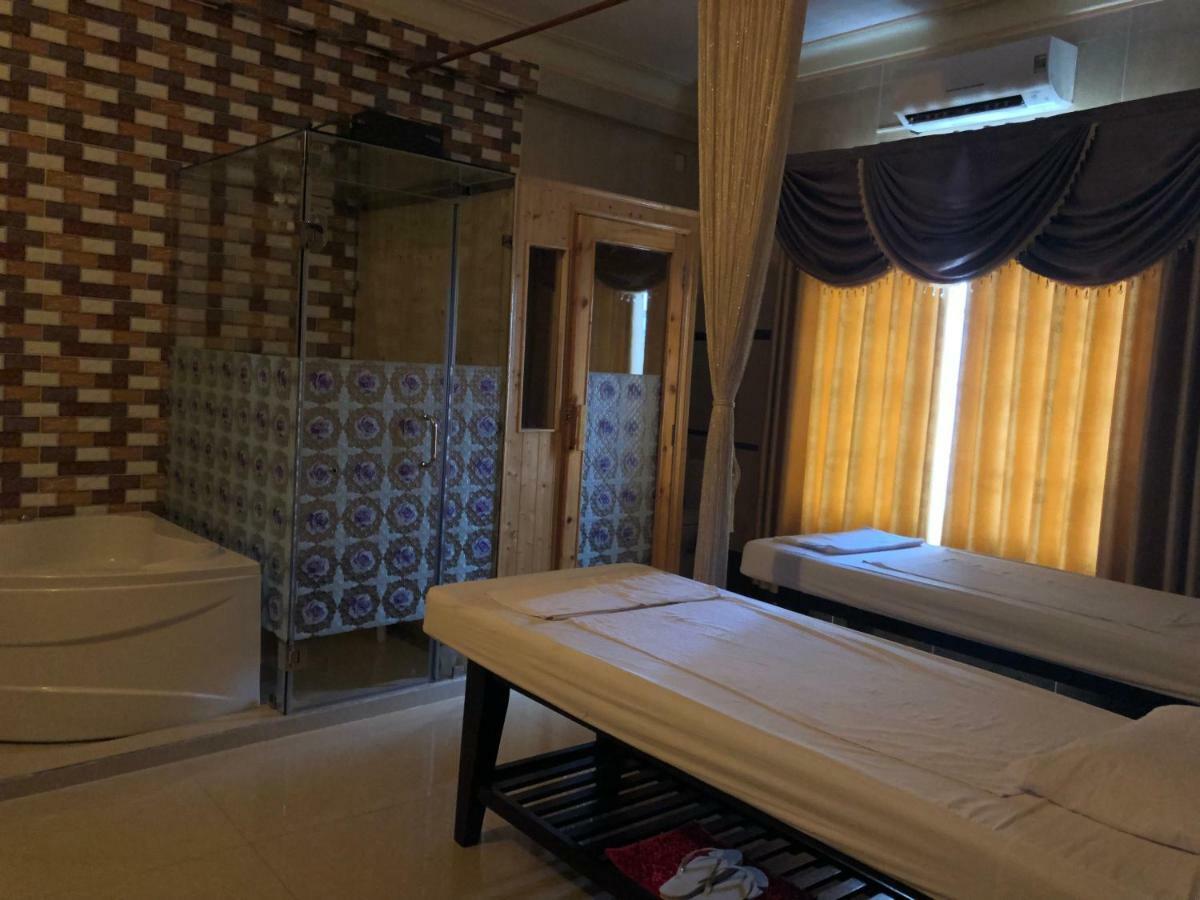 Hoang Quan Hotel 2*