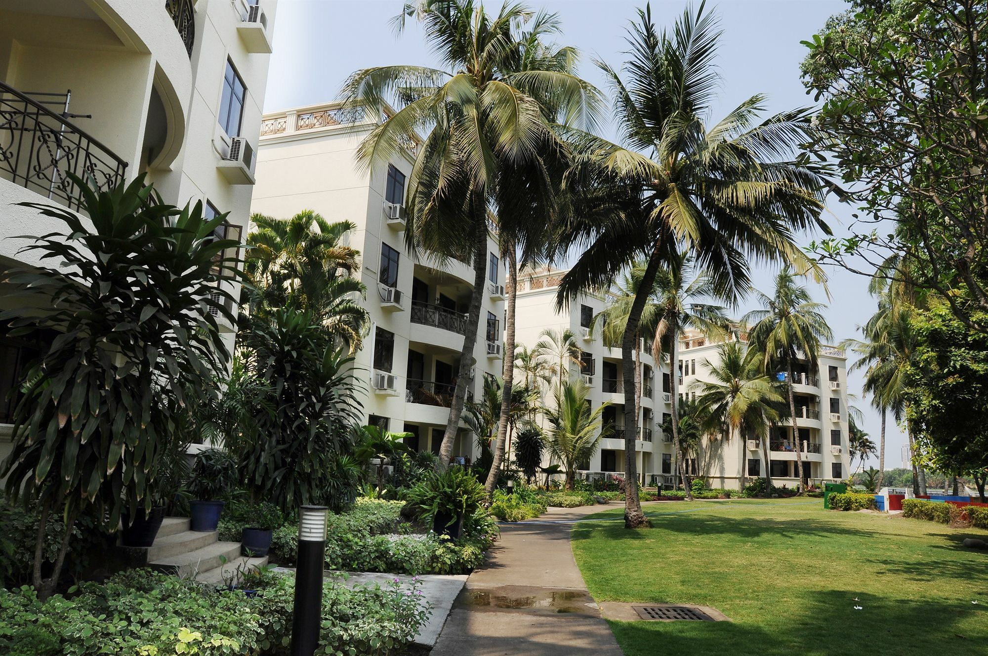 Riverside Serviced Aparthotel 4*