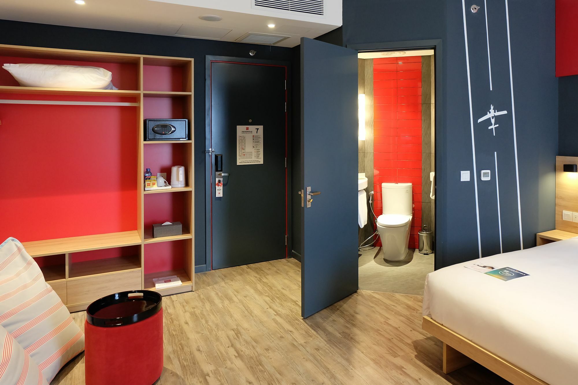 Hotel Ibis Saigon Airport 4*