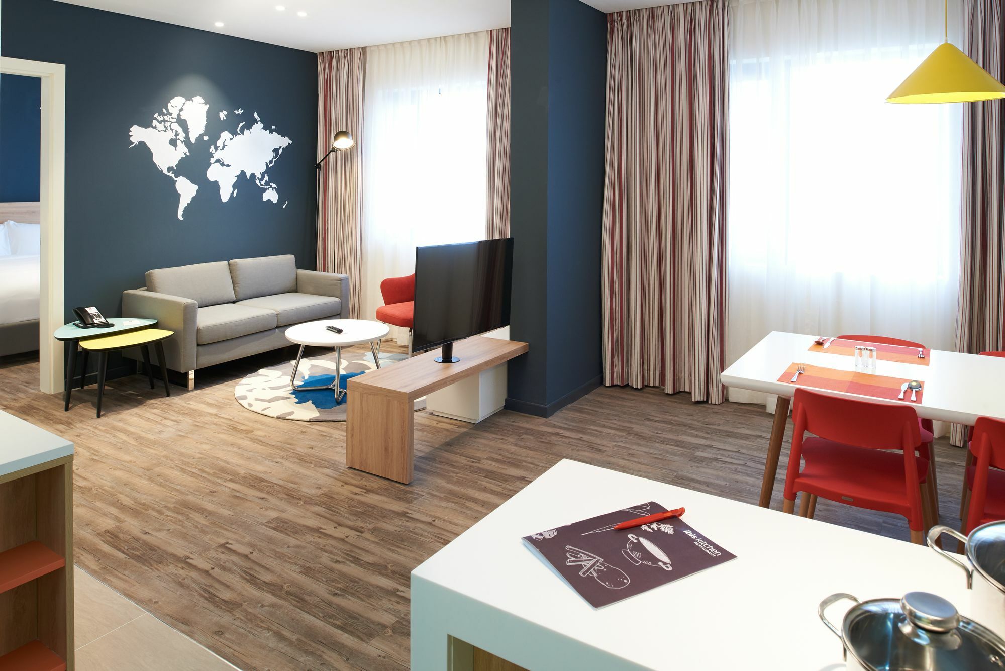 Hotel Ibis Saigon Airport 4*