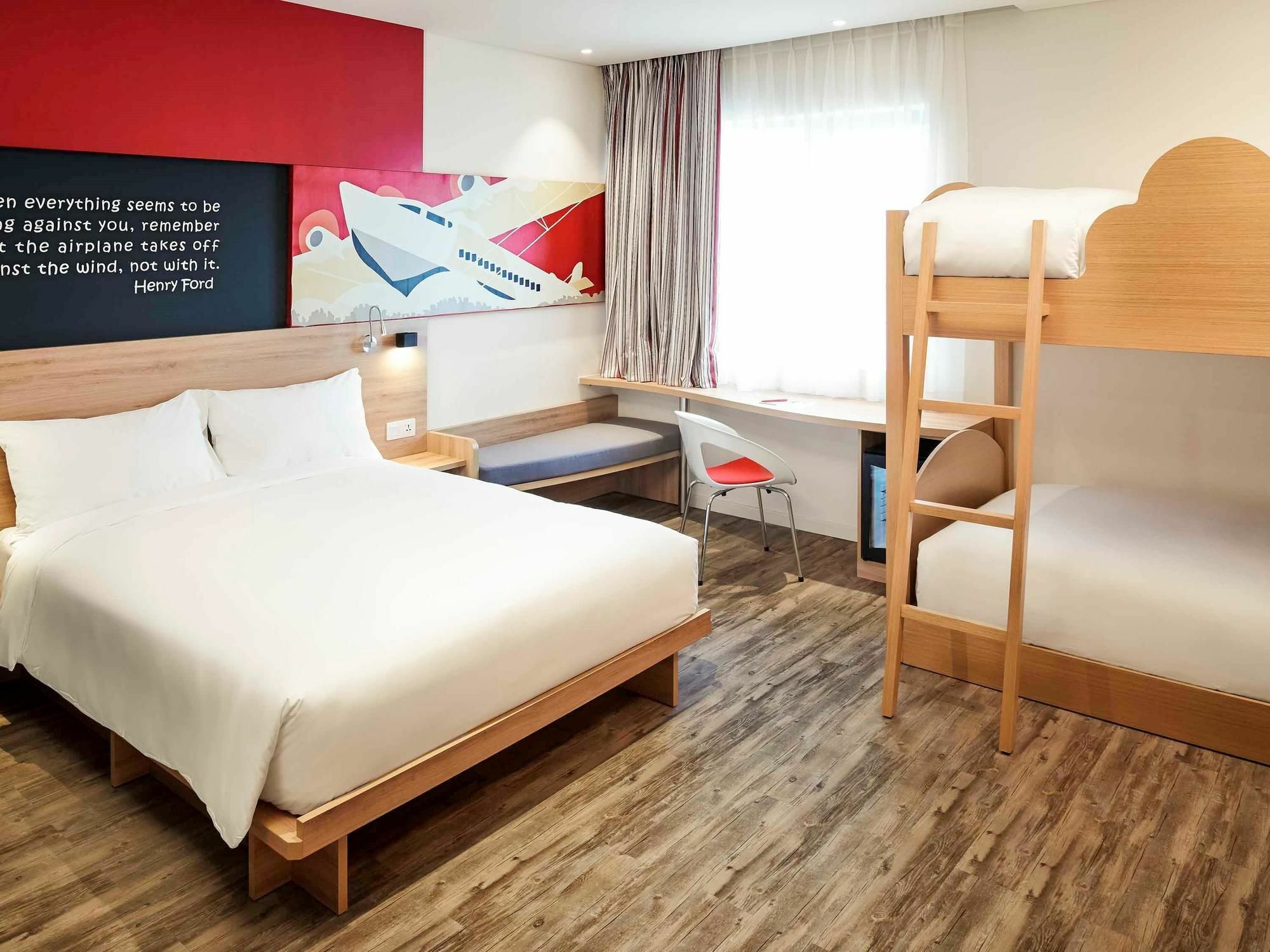 Hotel Ibis Saigon Airport 4*