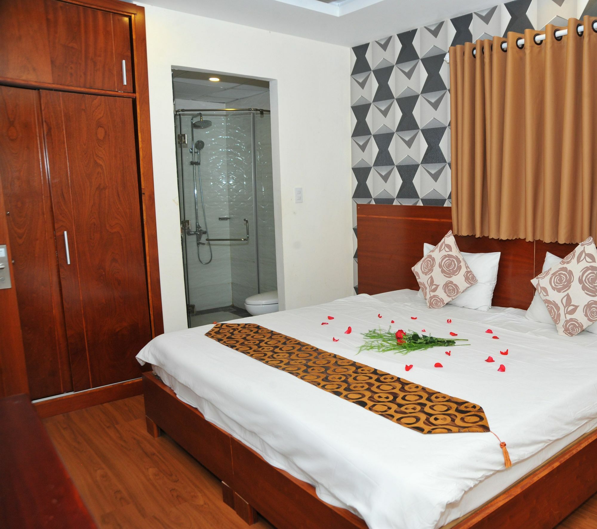 Queen - Ben Thanh Market Hotel 3*