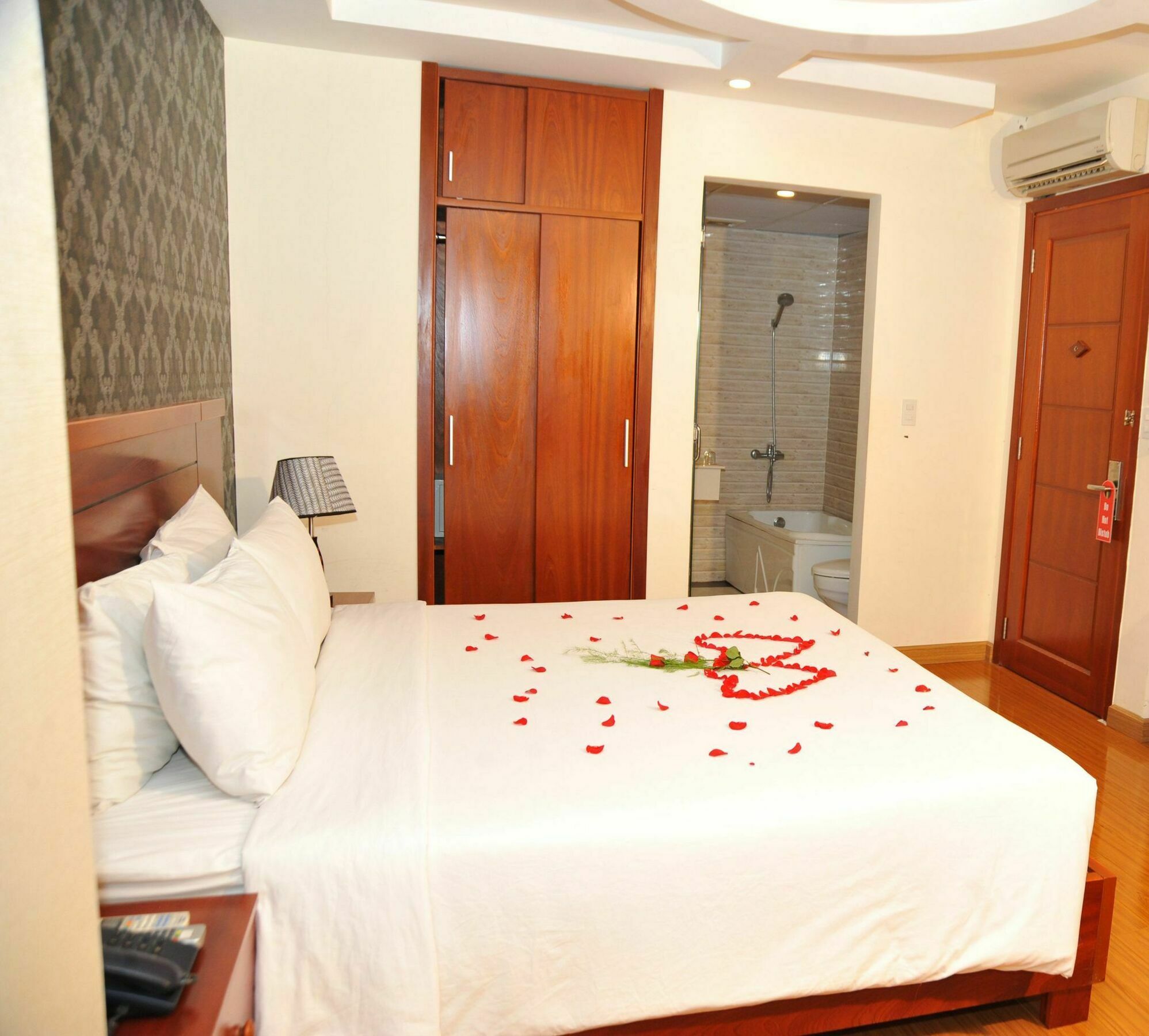Queen - Ben Thanh Market Hotel 3*