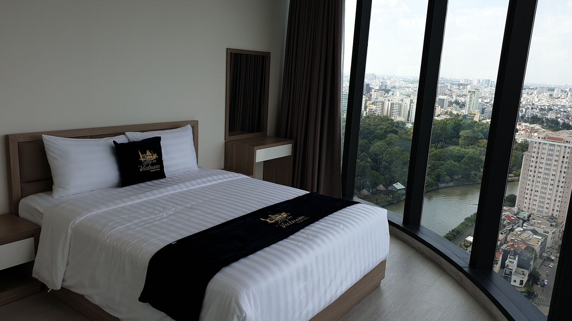 In Vietnam Vinhomes Golden River Apartment *