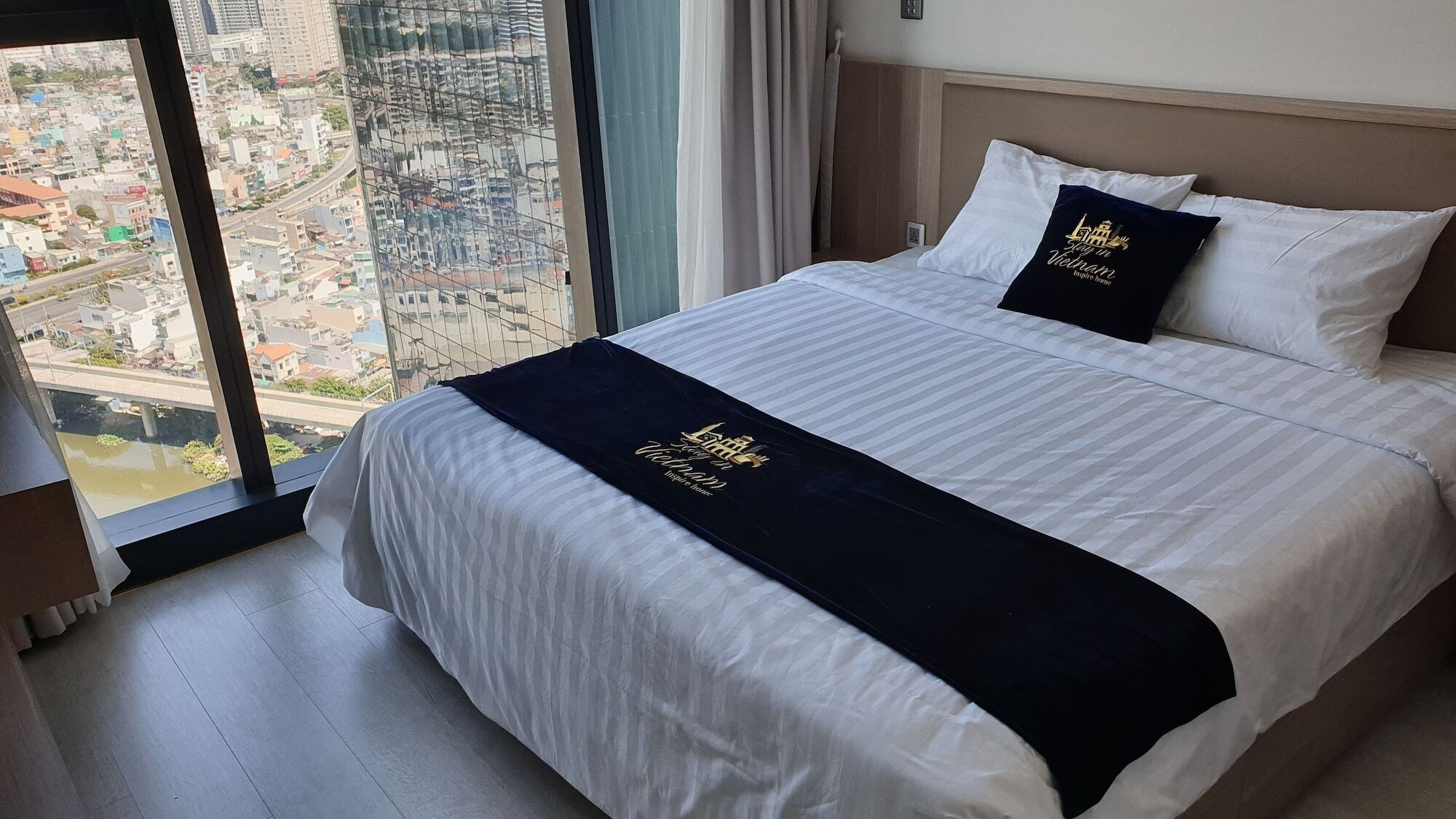 Apartment In Vietnam Vinhomes Golden River *